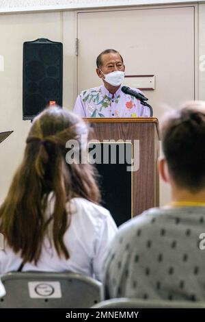 Masanori Matsugawa, Bürgermeister von Ginowan, Okinawa, hält während des Jugendaustauschprogramms 2022 in Camp Lester, Okinawa, Japan, 2. Oktober 2022. Das Programm wurde vom Ministerium für auswärtige Angelegenheiten und dem Verteidigungsministerium organisiert, das es Teilnehmern aus Japan und den USA ermöglichte, gesunde Kommunikationsfähigkeiten zu üben und an Aktivitäten teilzunehmen, um mehr über die Kulturen des anderen zu erfahren. Abteilung für Verteidigungsaufklärung, Ministerium für auswärtige Angelegenheiten, Okinawa, USMC, Jugendaustauschprogramm, Stockfoto
