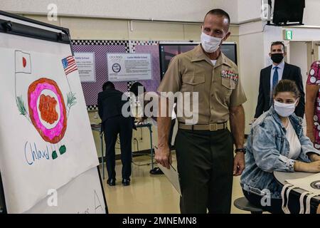 US Marine Corps Maj. General Stephen E. Liszewski, Kommandeur der Marine Corps Installationen Pacific, beobachtet die Maskottchen der Schüler während des Jugendaustauschprogramms 2022 in der Camp Lester Mittelschule in Camp Lester, Okinawa, Japan, 2. Oktober 2022. Das Programm wurde vom Außenministerium und dem Verteidigungsministerium organisiert, das es Teilnehmern aus Japan und den USA ermöglichte, gesunde Kommunikationsfähigkeiten zu üben und an Aktivitäten teilzunehmen, um mehr über die Kulturen der anderen zu erfahren. Liszewski begutachtete studentische Projekte, überreichte Studentenpreise und stellte sie zur Verfügung Stockfoto