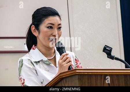 Yumi Yoshikawa, der stellvertretende Minister des Außenministeriums, hält während des Jugendaustauschprogramms 2022 in Camp Lester, Okinawa, Japan, 2. Oktober 2022. Das Programm wurde vom Ministerium für auswärtige Angelegenheiten und dem Verteidigungsministerium organisiert, das es Teilnehmern aus Japan und den USA ermöglichte, gesunde Kommunikationsfähigkeiten zu üben und an Aktivitäten teilzunehmen, um mehr über die Kulturen des anderen zu erfahren. Abteilung für Verteidigungsaufklärung, Ministerium für auswärtige Angelegenheiten, Okinawa, USMC, Jugendaustauschprogramm, Stockfoto