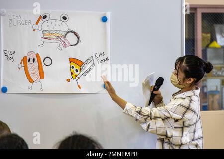 Ein Student präsentiert das Maskottchen seiner Gruppe während des Jugendaustauschprogramms 2022 in der Camp Lester Mittelschule auf Camp Lester, Okinawa, Japan, 2. Oktober 2022. Das Programm wurde vom Außenministerium und dem Verteidigungsministerium organisiert, das es Teilnehmern aus Japan und den USA ermöglichte, gesunde Kommunikationsfähigkeiten zu üben und an Aktivitäten teilzunehmen, um mehr über die Kulturen der anderen zu erfahren. Die Studenten schufen kulturell verbundene Maskottchen, erhielten Auszeichnungen und etablierten langjährige Freundschaften. Stockfoto