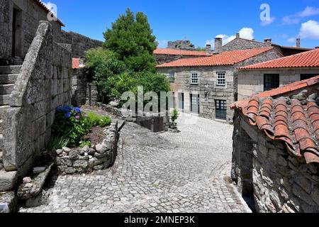 Enge gepflasterte Straße im mittelalterlichen Bergdorf Sortelha, Serra da Estrela, Beira Alta, Portugal Stockfoto