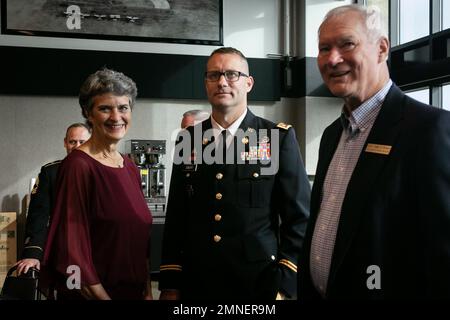 Major Andy Ebert der Minnesota Army National Guard steht mit seinen Eltern, dem pensionierten Lt. Col. John Ebert und Linda während eines Empfangs im Hangar in Camp Ripley bei Little Falls, Minnesota, am 2. Oktober 2022. John und neun andere ehemalige Mitglieder der Minnesota National Guard wurden heute für ihren Dienst während der jährlichen Einführungsfeier des Court of Honor geehrt. (Foto der Nationalgarde von Minnesota von Staff Sgt. Mahsima Alkamooneh) Ehrengericht, Minnesota, Rentner, Zeremonie, Nationalgarde, Dienst, Stockfoto