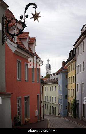 Landsberg am Lech, berühmtes mittelalterliches Dorf über der bayerischen romantischen Straße. Details der Hauptstraßen mit bunten Häusern Stockfoto