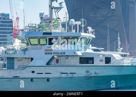 Das OPV Nemesis NSW Polizeiboot patrouilliert im Hafen von Sydney während der Feierlichkeiten zum Australientag am 26. Januar 2023 Stockfoto