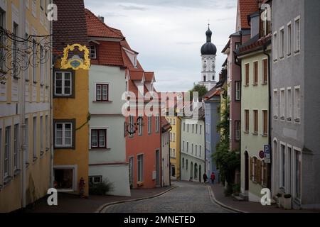 Landsberg am Lech, Deutschland - 20. August 2022: Landsberg am Lech, berühmtes mittelalterliches Dorf über der bayerischen romantischen Straße. Detailansicht der Hauptstraßen wi Stockfoto