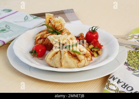 Schwäbische Küche, vegetarisch, Überraschung, Flaedle mit Gemüse auf dem Teller, gefüllte Flaedle, herzhafte Pfannkuchen, Deutschland Stockfoto