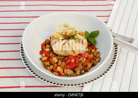 Schwäbische Küche, vegetarisch, Überraschung, Flaedle mit Gemüse auf dem Teller, gefüllte Flaedle, herzhafte Pfannkuchen, Deutschland Stockfoto