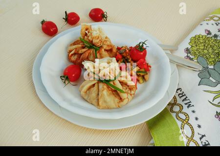 Schwäbische Küche, vegetarisch, Überraschung, Flaedle mit Gemüse auf dem Teller, gefüllte Flaedle, herzhafte Pfannkuchen, Deutschland Stockfoto