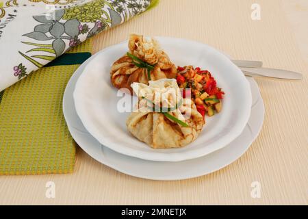 Schwäbische Küche, vegetarisch, Überraschung, Flaedle mit Gemüse auf dem Teller, gefüllte Flaedle, herzhafte Pfannkuchen, Deutschland Stockfoto