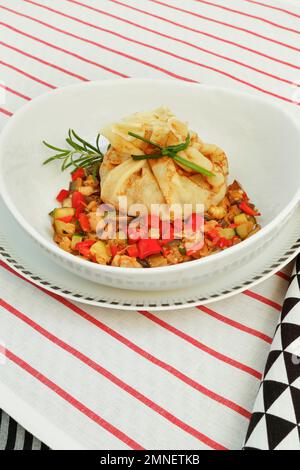 Schwäbische Küche, vegetarisch, Überraschung, Flaedle mit Gemüse auf dem Teller, gefüllte Flaedle, herzhafte Pfannkuchen, Deutschland Stockfoto