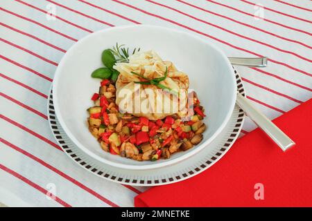 Schwäbische Küche, vegetarisch, Überraschung, Flaedle mit Gemüse auf dem Teller, gefüllte Flaedle, herzhafte Pfannkuchen, Deutschland Stockfoto