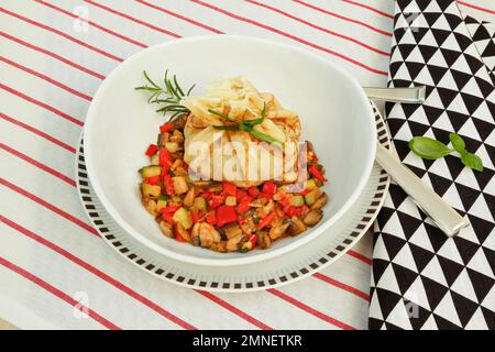 Schwäbische Küche, vegetarisch, Überraschung, Flaedle mit Gemüse auf dem Teller, gefüllte Flaedle, herzhafte Pfannkuchen, Deutschland Stockfoto