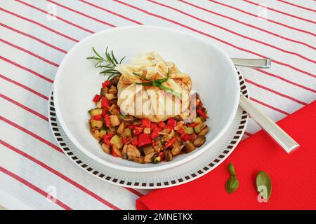 Schwäbische Küche, vegetarisch, Überraschung, Flaedle mit Gemüse auf dem Teller, gefüllte Flaedle, herzhafte Pfannkuchen, Deutschland Stockfoto