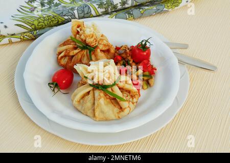 Schwäbische Küche, vegetarisch, Überraschung, Flaedle mit Gemüse auf dem Teller, gefüllte Flaedle, herzhafte Pfannkuchen, Deutschland Stockfoto