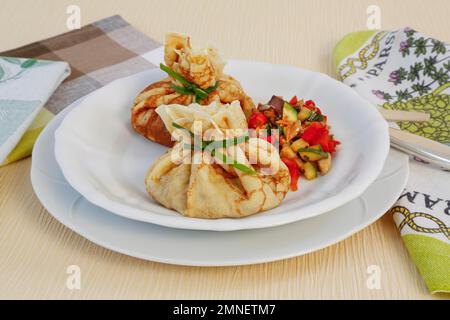 Schwäbische Küche, vegetarisch, Überraschung, Flaedle mit Gemüse auf dem Teller, gefüllte Flaedle, herzhafte Pfannkuchen, Deutschland Stockfoto