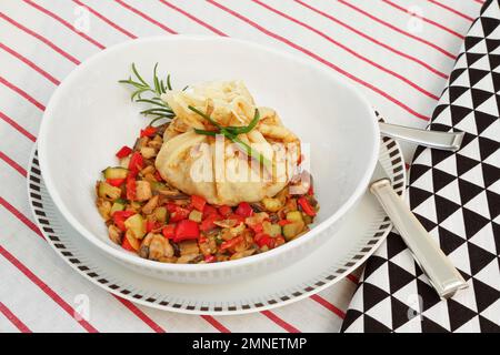 Schwäbische Küche, vegetarisch, Überraschung, Flaedle mit Gemüse auf dem Teller, gefüllte Flaedle, herzhafte Pfannkuchen, Deutschland Stockfoto