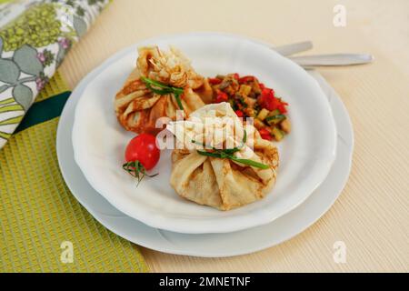 Schwäbische Küche, vegetarisch, Überraschung, Flaedle mit Gemüse auf dem Teller, gefüllte Flaedle, herzhafte Pfannkuchen, Deutschland Stockfoto