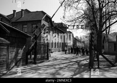 Der Haupteingang zum Konzentrationslager Auschwitz mit dem ironischen „Arbeit Macht frei“-Slogan (Arbeit macht Sie frei) über dem Tor in Polen Stockfoto