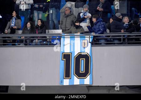 Neapel, Italien. 29. Januar 2023. Unterstützer des SSC Napoli mit Maradona Banner während des Spiels der Serie A zwischen SSC Napoli und AS Roma im Stadio Diego Arm Stockfoto