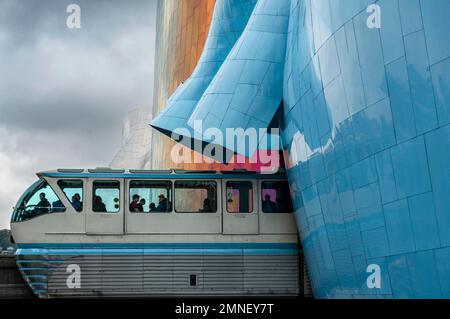 Die Einschienenbahn fährt durch das Museum, die farbenfrohe gewellte Fassade, das Museum of Pop Culture, MoPOP, Architekt Frank Gehry, Seattle, Washington Stockfoto