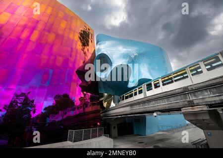 Die Einschienenbahn fährt durch das Museum, die farbenfrohe gewellte Fassade, das Museum of Pop Culture, MoPOP, Architekt Frank Gehry, Seattle, Washington Stockfoto