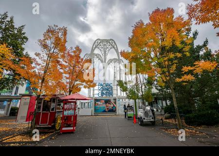 Platz mit Herbstbäumen, Pacific Science Center, Seattle, Washington, USA Stockfoto