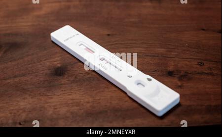 Testkassette liegt auf einem Holztisch, Covid-19-Antigen-Testkit, Selbsttest, negatives Testergebnis, SARS-CoV-2, Corona-Virus, Pandemie Stockfoto