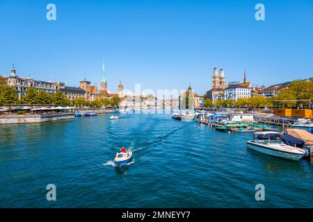 Blick von der Quai-Brücke über die Limmat auf die Türme der Zürcher Altstadt, Zürich, Schweiz Stockfoto