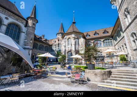 Innenhof, Gartenhof mit Tischen und Stühlen, Schweizer Nationalmuseum, Zürich, Schweiz Stockfoto