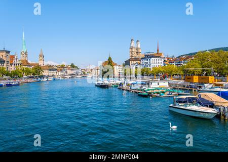 Blick von der Quai-Brücke über die Limmat auf die Türme der Zürcher Altstadt, Zürich, Schweiz Stockfoto