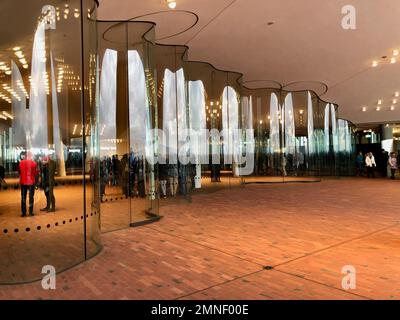 Öffentliche Aussichtsplattform, plaza mit geschwungenen Glaswinddämpfern, Elbphilharmonie, HafenCity, Hamburg, Deutschland Stockfoto