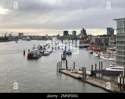 Blick über die Elbe mit Schiffen von der Elbphilharmonie, Hamburg, Deutschland Stockfoto