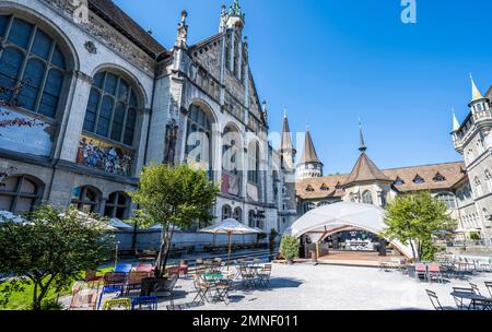 Innenhof, Gartenhof mit Tischen und Stühlen, Schweizer Nationalmuseum, Zürich, Schweiz Stockfoto