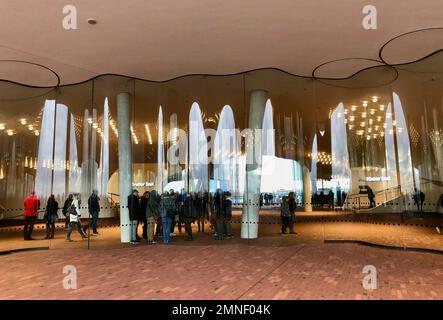 Öffentliche Aussichtsplattform, plaza mit geschwungenen Glaswinddämpfern, Elbphilharmonie, HafenCity, Hamburg, Deutschland Stockfoto