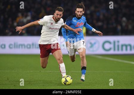 Neapel, Italien. 29. Januar 2023. Bryan Cristante of AS Roma konkurriert mit Chvicha Kvaratskhelia von SSC Neapel um den Ball während des Spiels der Serie A. Stockfoto