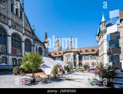 Innenhof, Gartenhof mit Tischen und Stühlen, Schweizer Nationalmuseum, Zürich, Schweiz Stockfoto