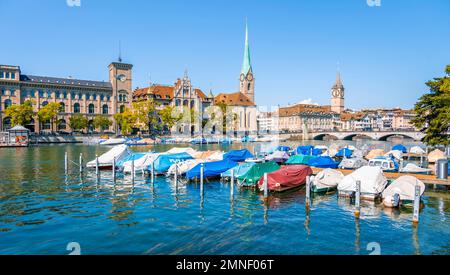 Boote im Hafen am Limmat, hinter dem Rathaus von Zürich, Frauenmüster und St. Peters Kirchturm, Schifflaende, Altstadt, Zürich, Schweiz Stockfoto