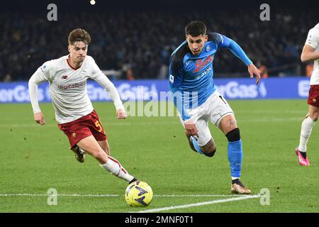 Neapel, Italien. 29. Januar 2023. Nicola Zalewski von AS Roma konkurriert mit Mathias Olivera von SSC Napoli um den Ball während des Spiels der Serie A zwischen SSC Stockfoto