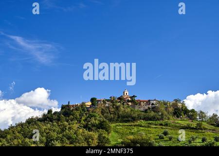 Turm einer mittelalterlichen Steinkirche im Dorf Montiano in der Toskana, Italien Stockfoto