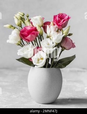 Blumenstrauß Rosen weiße Vase. Auflösung und hochwertige Fotos Stockfoto