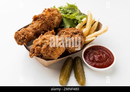 Hähnchenschenkel mit Ketchup-Pommes. Auflösung und hochwertige Fotos Stockfoto