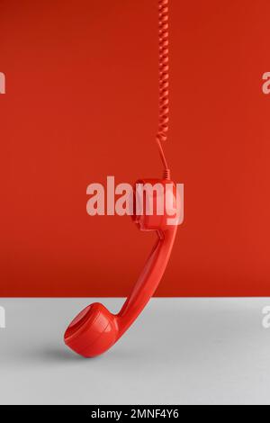 Telefonhörer mit Frontansicht hängt vom Kabel. Hochauflösendes Foto Stockfoto