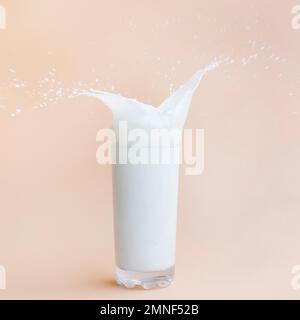 Milch aus Glas gießen. Auflösung und hochwertige Fotos Stockfoto