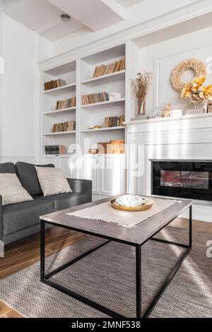 Wohnzimmerdesign mit Couch. Hochauflösendes Foto Stockfoto