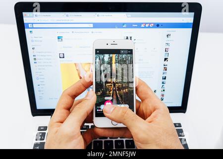 facebook-Telefon-Laptop. Auflösung und hochwertige Fotos Stockfoto