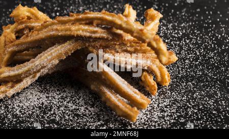 Köstliche gebratene Churros mit einem Blick von oben auf den Zucker. Hochauflösendes Foto Stockfoto