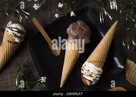 Blick von oben auf hausgemachte Eiskrem mit Schokolade. Auflösung und hochwertige Fotos Stockfoto