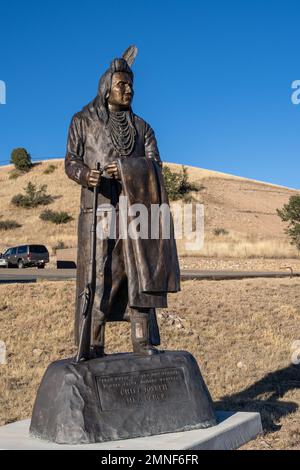 Prescott, AZ - 17. November 2022: Statue von Chief Joseph Nez Perce steht vor dem Phippen Museum of Art and Heritage of the American West. Stockfoto