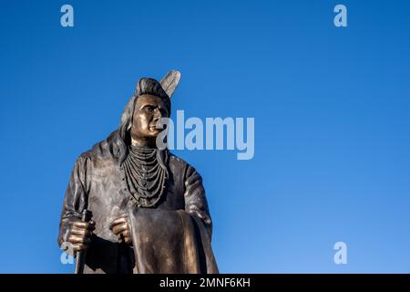 Prescott, AZ - 17. November 2022: Detailansicht der Statue von Chief Joseph Nez Perce, die vor dem Phippen Museum of Art and Heritage steht Stockfoto