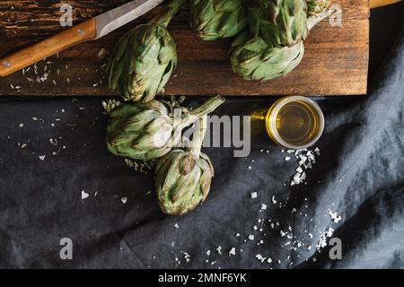 Artischocken-Glasöl. Hochauflösendes Foto Stockfoto